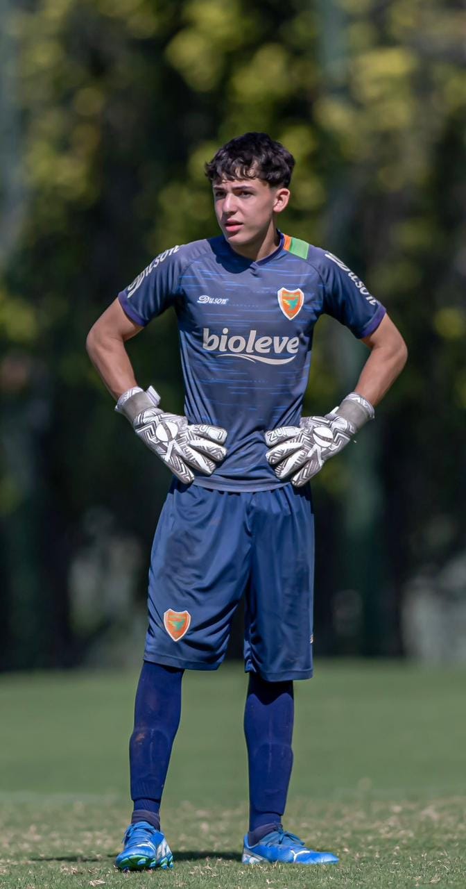 Davi Lopes em pé com uniforme de goleiro do Brasilis FC