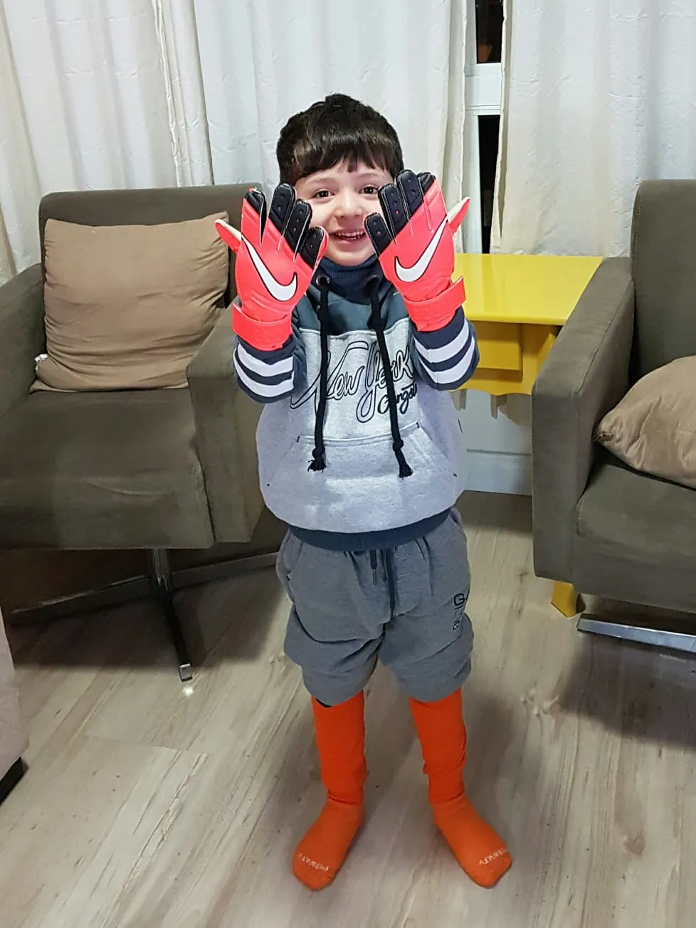 Davi aos quatro anos com luvas vermelhas